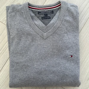 Hilfiger kashmirtröja - Supermjuk grå stickad tröja i prima bomullskashmir från Tommy Hilfiger. Sparsamt använd i storlek M. Nypris 1395 kr👔
