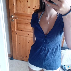 Marinblå blus - En fin marinblå blus med lite stocholmstilvibe har knappt använt 💕💕💕