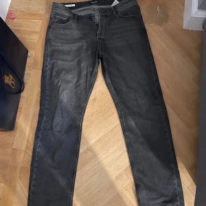 Jack&jones jeans - Bra skick, inga hål eller fläckar. Säljer för de är för små, skriv för fler bilder. Säljer åt min brorsa 