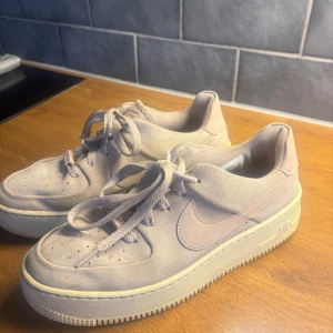 Nike AF1-sage sneakers  - Säljer mina Nike AF1-sage sneakers som bara ligger i skolådan. I använt skick med mindre defekter, se bild 5. Strl 41, lite små i storleken.  Nypris: 1645kr (zalando)