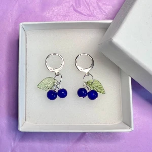 Supersöta blåbärsörhängen i silver - Supersöta blåbärsörhängen i silver, handgjorda av mig. I rostfritt stål🫐