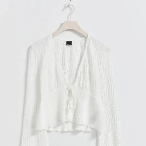 Vit knyt tröja från Gina tricot - Denna sjukt snygga tröja från Gina som du knyter där framme! Säljer då den var lite för liten. Annars är den i bra skick!