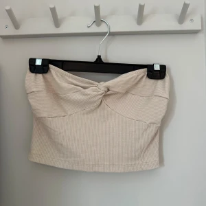 Beige tub topp - Denna fina tub toppen har inte kommit till användning, nytt skick❣️hör av er om ni har frågor 