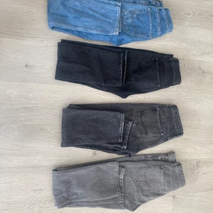 Jack and Jones jeans (Losse) - Säljer dessa jack and jones jeans, alla i god skick. Rensar garderoben så vill bli av med dem. Passform (Loose). Storlek från 27/32 till 28/32. Säljer rätt billigt, 150kr styck. Pris kan diskuteras vid snabb affär 