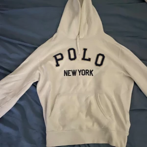 ralph lauren hoodie - tja säljer nu min polo ralph lauren hoodie i ett helt ok skick.  hör av er vid frågor!