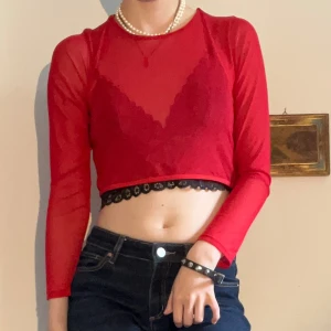 röd mesh top - Jättesnygg klarröd top köpt på beyond retro, perfekt för fest