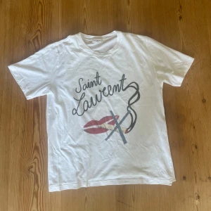 Saint Laurent t-shirt - Galen Saint Laurent t-shirt i riktigt bra skick! | Skick 9/10 | Storlek XS | Passar även liten S | Äkta och ovanlig t-shirt | Inga fläckar eller rydligt tecken på användning finns | Hör gärna av dig om du undrar något / Mvh