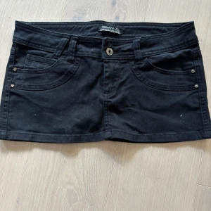 Mini kjol i jeans från terranova  - Säljer denna lågmidjade jeanskjol med stjärndetaljer från terranova i st xs men den passar s också 