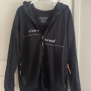 C’est normal zip hoodie - Zip hoodie i storlek XS från c’est normal Tröjan är i bra skick utan några skador