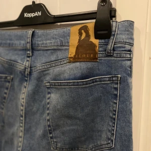 Velour Jeans - Ljusblåa jeans från Velour, storlek 31. Köpt för 1400. Förutom en liten skada som syns på bild 5, är jeansens skick som nytt.