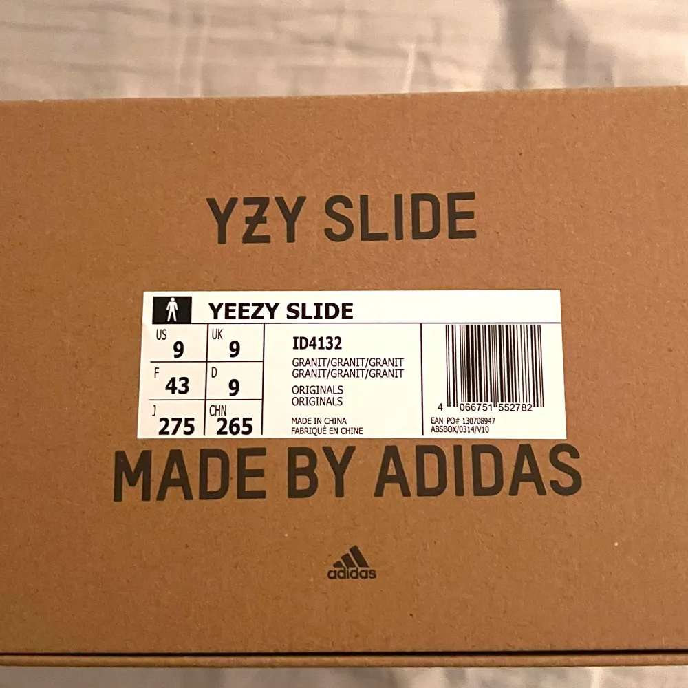 Hej! Säljer ett par helt nya yeezy slides i färgen granite. 10/10 skick och kvitto finns. Har ni några frågor så är det bara att komma privat. Skor.