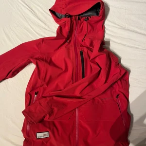 Skid-och snowboard jacka  - Säljer nu en sjukt fin jacka från L1 Premium Goods som jag endast har använt i 3 veckor.  20 000 mm vattentät  Nypris: 5000kr  Här kan du läsa mer: https://www.l1premiumgoods.com/22-23/men/jackets/alpha  Pris går att diskutera! 
