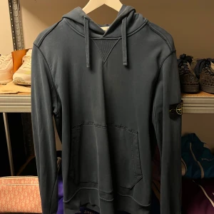 Stone Island Hoodie- Blue  - WTS Stone Island Hoodie- Blue Storlek: Medium  Skick: 9/10 Pris: 1800:-  Vänligen hör av dig vid frågor eller önskemål om mer bilder osv.