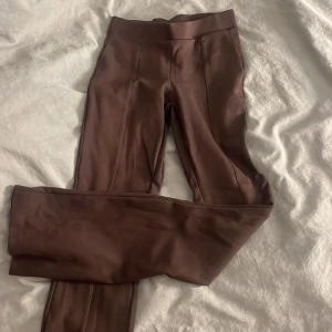 Högmidjade kostymbyxor - Bruna, högmidjade kostymbyxor med bootcut 