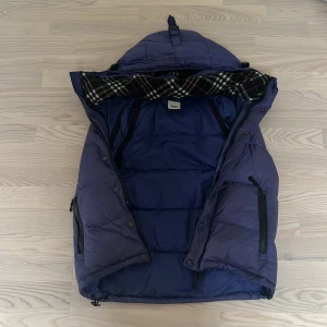 Burbery väst  - Säljer just nu denna riktigt feta burbery västen, den är i helt ok skick.  Priset kan diskuteras vid snabb affär, mer info eller bilder skriv!