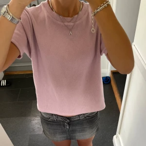 Lila kortärmad stickad tröja  - Lila tröja från Zara. Står storlek XL men väldigt liten i storleken så jag skulle säga S/M. Fint skick. Använd gärna köp nu!