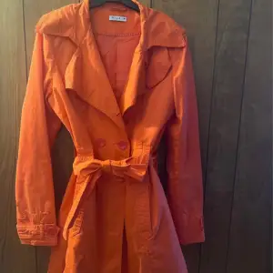 Orange trenchcoat från VILA❤️‍🔥🧡💛