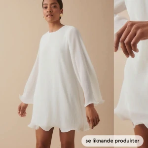 Pleated wave edge mini dress - Nästan slutsåld klänning från gina tricot i strl 36, aldrig använd och prislappen är kvar på