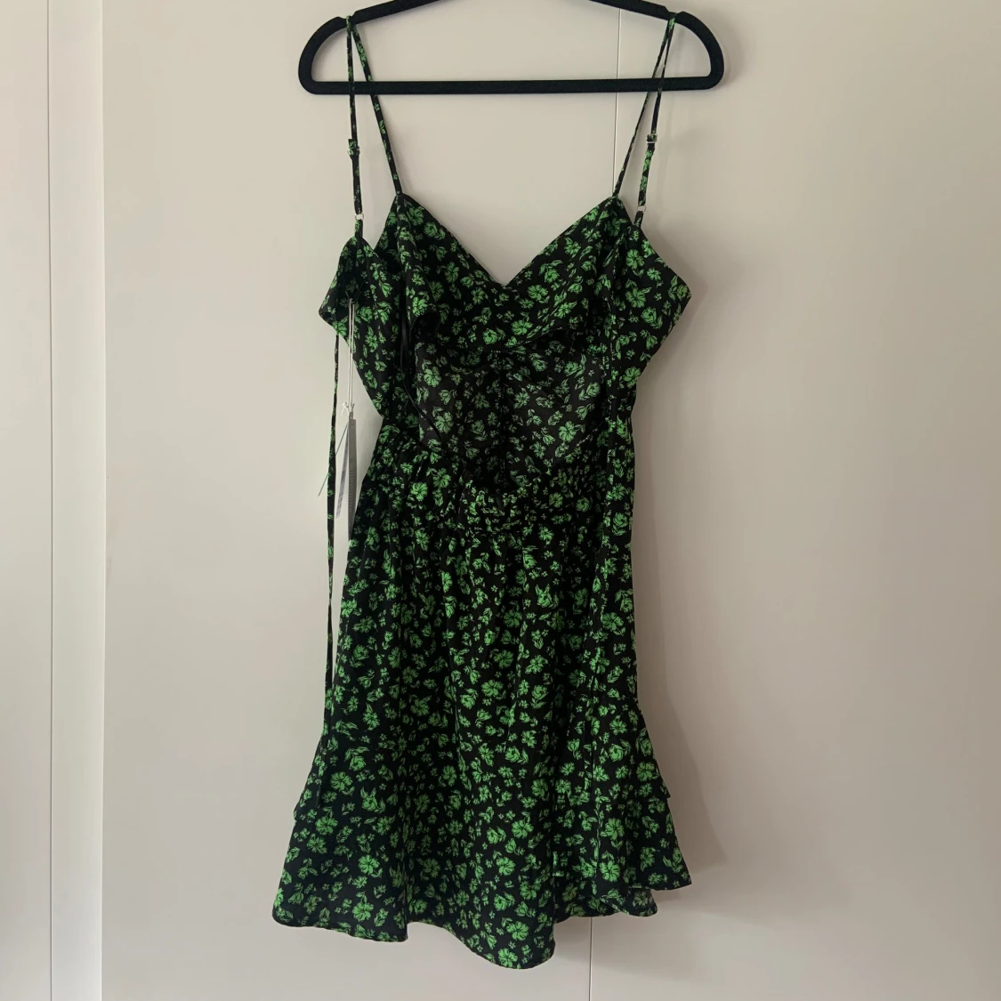 Svart klänning med gröna blommönster och öppen rygg från Gina Tricot - 92