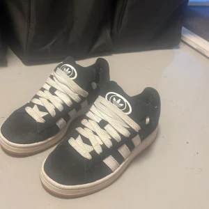 campus 00’s - säljer mina älskade campus då de är för varmt för att ha dom så går mest i tofflor, storlek 38 jättebra skick. Köpta från merchofsweden. kan visa orderbekräftelse om du så vill också!