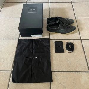 Saint Laurent Skor - Storlek 43. Skorna är i dåligt skick men det finns med nya skosnören och det går att fräscha till dem, har själv inte lagt ner någon tid åt att fixa dem.
