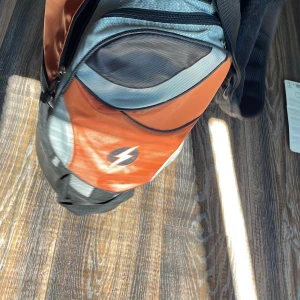 I bra Skick jag har inte använt den så mycket - Det är en power bikt bag som är snygg.  Den är värd 1650 kr och jag Säljer den för 800