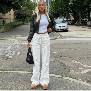 Vita linnebyxor  - Säljer helt oanvända linnebyxor från vylander, köpta för 600kr. Det är i storlek s tall. Säljer pågrund av att de var för korta på mig. 