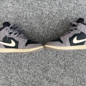 Jordan 1 mid - Jordan 1 mid i storlek 37,5 och är använda ett fåtal gånger. Inköpta från zalando för 1500 kr. Hör av er vid intresse😇
