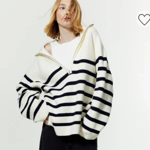 Vit tröja med ränder - Jättefin tröja från hm. Knappt använd. Strl xs. Pris 100 kr. 