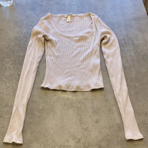 Långärmad ribbad tröja  - Tröjan är från H&M  Strl:zs 