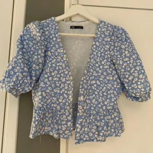 Zara top - Zara top/kofta som går att knäppa igen💖