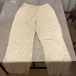Linnebyxa med fickor  - Linnebyxa med fickor  Vida ben Knappt använda  Bra skick