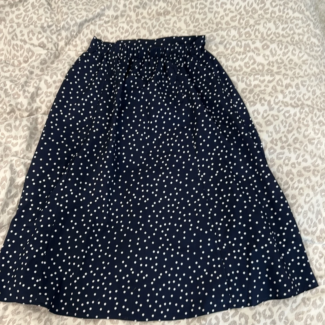 Mörkblå kjol med vita prickar - 90