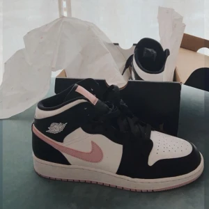 Rosa Jordans - Hej!!💓Säljer mina 1 jordans mid i färgen ”Arctic Pink”💞Nypriset är 2500kr, jag säljer nu endast för 699kr (pris kan diskuteras)😇