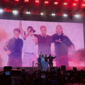 Söker hov1 mearch🩷 - SÖKER HOV1💌❤️Spelar ingen roll ifall det är Hoodie eller T-shirt. Var på Hov1 Malmö igår men han inte köpa😭 så söker nån form utav mearch!