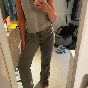 Gråa jeans  - Gråa lågmidjade jeans från Nakd. Använd köp nu!