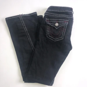 Lågmidjade svarta true religion jeans  - Utsvängda, svarta true religion