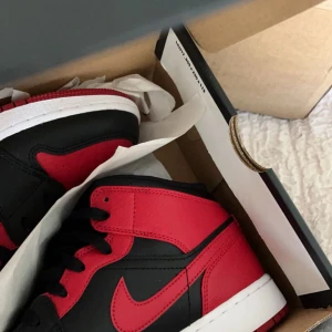 Jordan 1’s mid banned - Jättebra skick knappt använda!