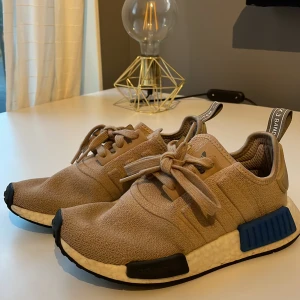 Adidas skor - Ett par adidas marque aux 3 bandes som är storleken 37 1/3. Skorna är knappt använda.  