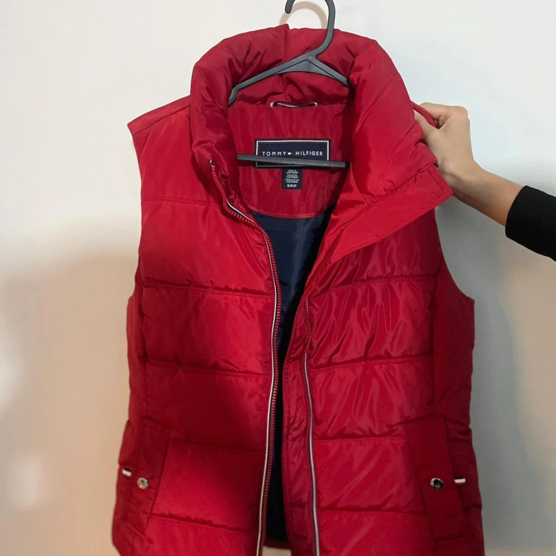 Röd dunväst från Tommy Hilfiger - 23