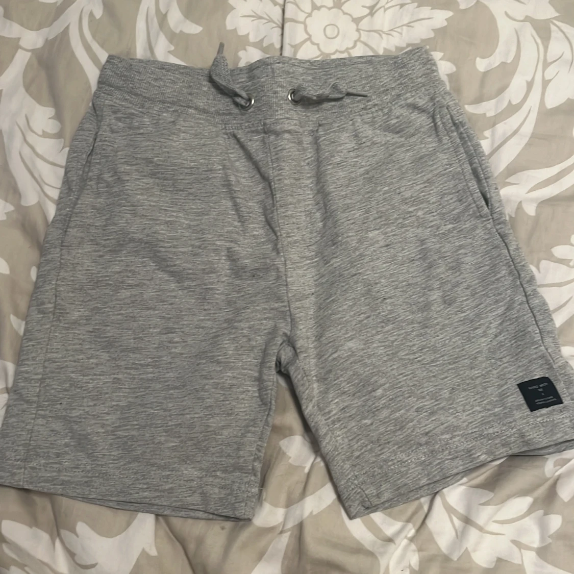 Grå shorts med dragsko