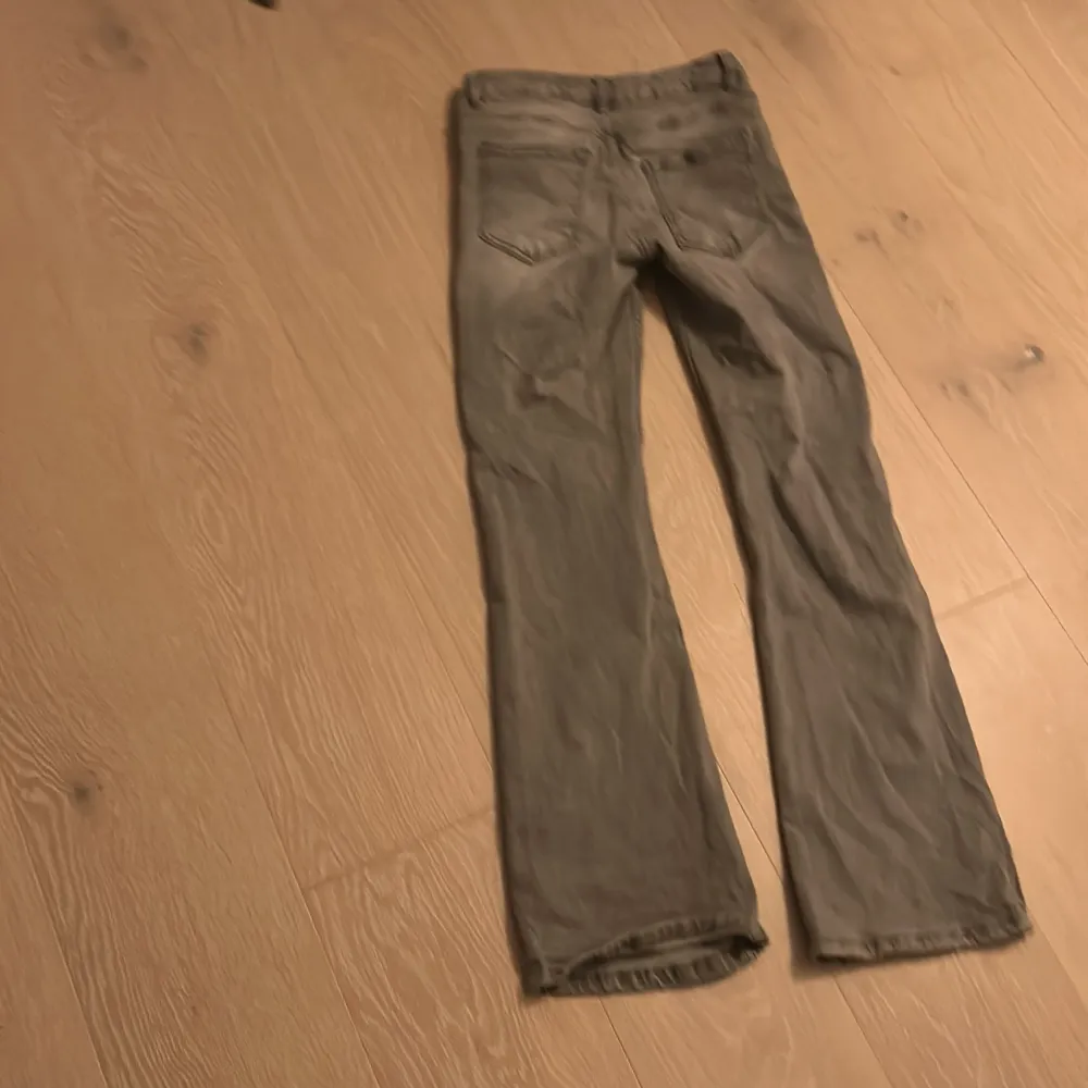 Säljer ett par fina jeans. Dem är i fint skick. Jag säljer dem för att de har blivit försmå pris kan diskuteras . Jeans & Byxor.