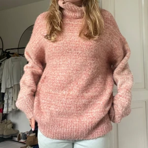 Tjock tröja - Super mysig tjocktröja från Zara, har tyvärr aldrig kommit till användning, storlek xs-s men stor i storleken💗köpt för 500