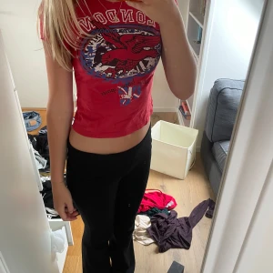 Röd baby-tee❤️ - Jag köpte denna snygga tröjan för ca ett år sen men säljer den nu eftersom den tyvärr knappt kommit till användning💗