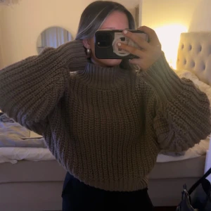 Stickad polo tröja - Brun stickad polotröja i tjockt material 😍