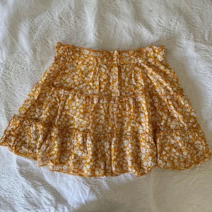 Blommig kjol - Supersöt blommig kjol! 