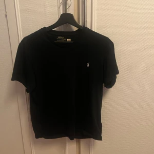 Ralph lauren t shirt  - Svart Ralph lauren t shirt som köptes in tidigare i sommar. Sparsamt använd och inga defekter.
