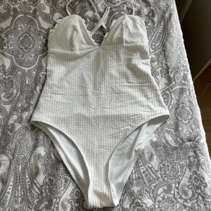 Bad body suit storlek 38 - Storlek 38, från hm  Använt 1 gång Nyskick