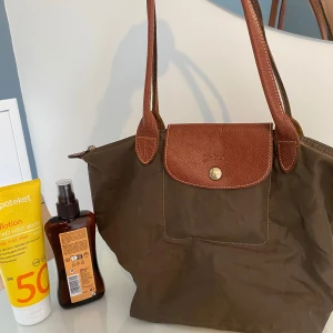 Longchamp väska grön - Jätte fin longchamp väska gott skick skriv om frågor och funderingar 🥰 pris kan förhandlas vid snabba köp!