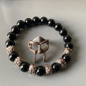 Chrome hearts armband och mf doom ring  - Säljer min mf doom ring och min chrome hearts armband säljer dom för att jag inte gillar dom längre. Chrome hearts armbandet kostar 180 och mf doom ringen kostar 35🦦🥾
